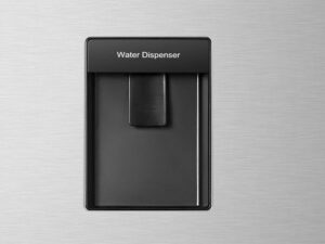 3. Thiết kế của tủ lạnh Casper Inverter RT-421VGW có ngăn lấy nước ngoài rất tiện lợi