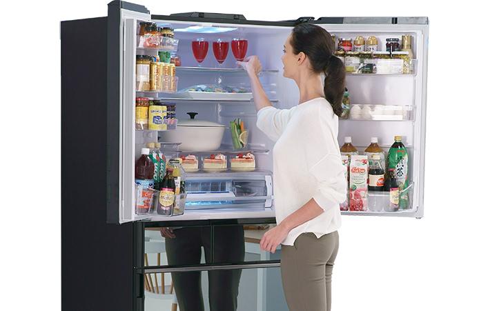 Tủ lạnh thông minh với các khay kệ linh hoạt có thể điều chỉnh phù hợp