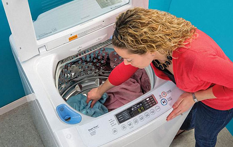 Cho quần áo vào máy giặt1. Làm sao để sử dụng máy giặt Casper hiệu quả?