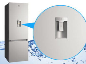 1. Tủ lạnh Electrolux EBB3442K-A sở hữu tính năng lấy nước từ bên ngoài tiện ích 