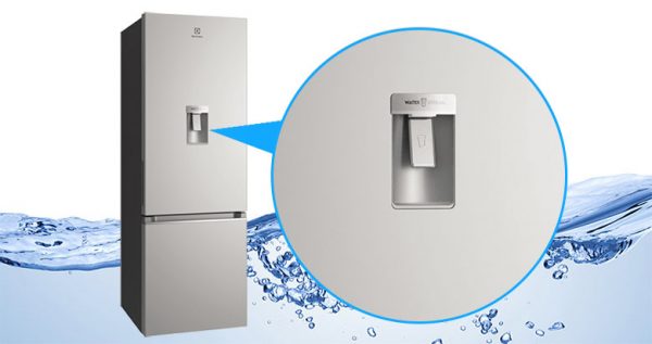1. Tủ lạnh Electrolux EBB3442K-A sở hữu tính năng lấy nước từ bên ngoài tiện ích 