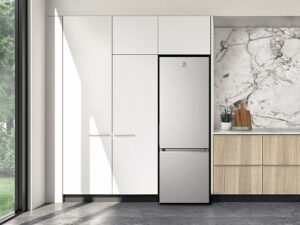 1. Tủ lạnh Electrolux EBB3702K-A hiện đại, sang trọng với thiết kế ấn tượng