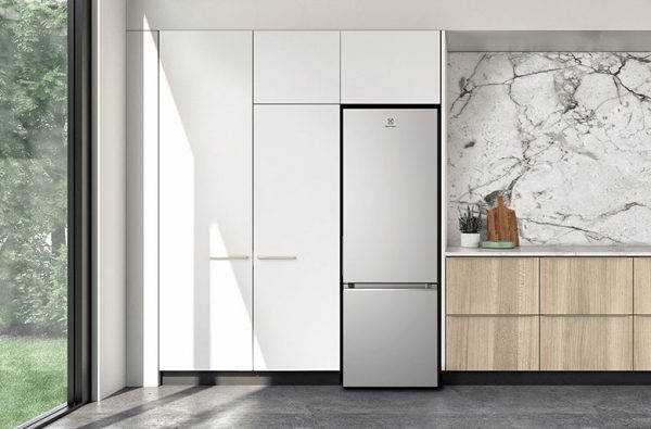 1. Tủ lạnh Electrolux EBB3702K-A hiện đại, sang trọng với thiết kế ấn tượng