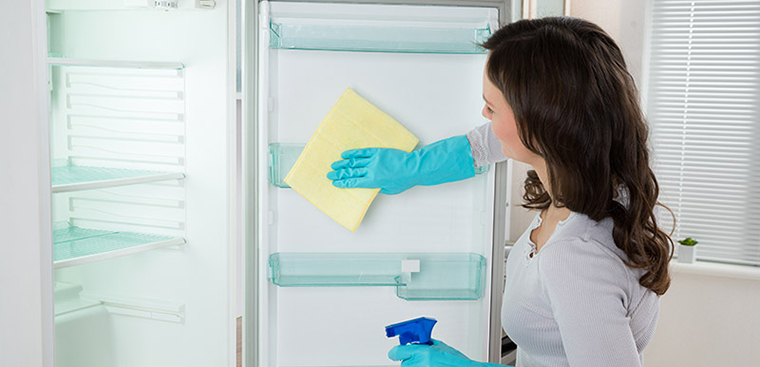 Vệ sinh tủ lạnh Sharp thường xuyên 2 -3 lần/tháng