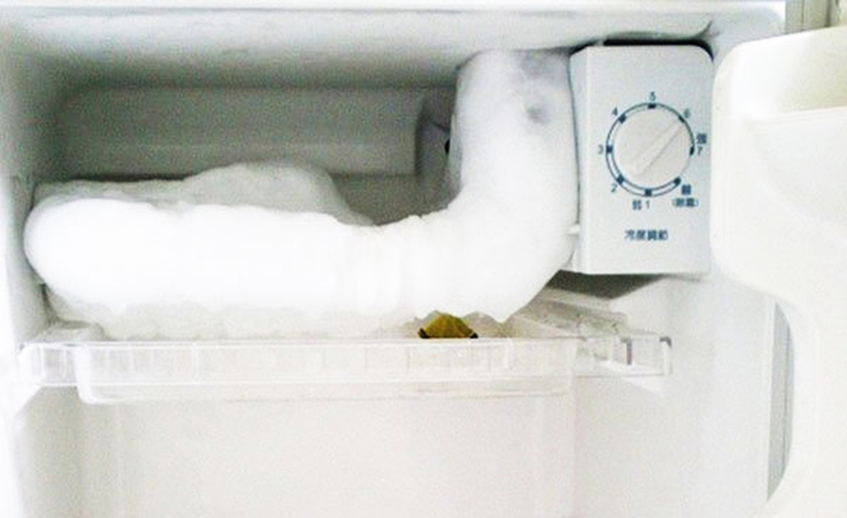 Bên trong dàn lạnh tủ lạnh Casper giá rẻ bị đóng tuyết