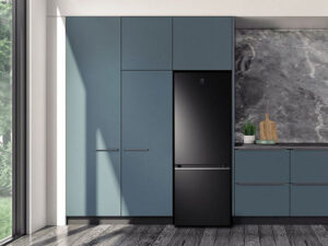 1. Thiết kế bắt mắt, sang trọng, thời thượng của tủ lạnh Electrolux EBB3702K-H
