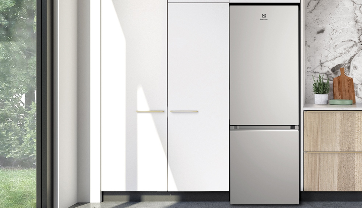 1. Tủ lạnh Electrolux EBB3402K-A 308 lit có thiết kế ngăn đông dưới ấn tượng