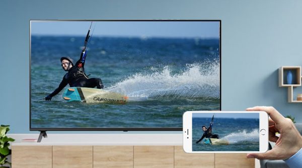 10. Chia sẻ nội dung từ màn hình điện thoại lên tivi cùng tính năng AirPlay 2 (iPhone) và Screen Mirroring (Android)