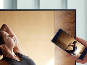 8. Tính năng Screen Mirroring có thể giúp bạn chia sẻ nội dung trên điện thoại lên màn hình TV giá rẻ