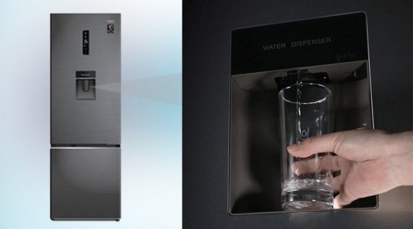 7. Tính năng lấy nước bên ngoài tiện lợi trên tủ lạnh AQR B399MA(WHB)