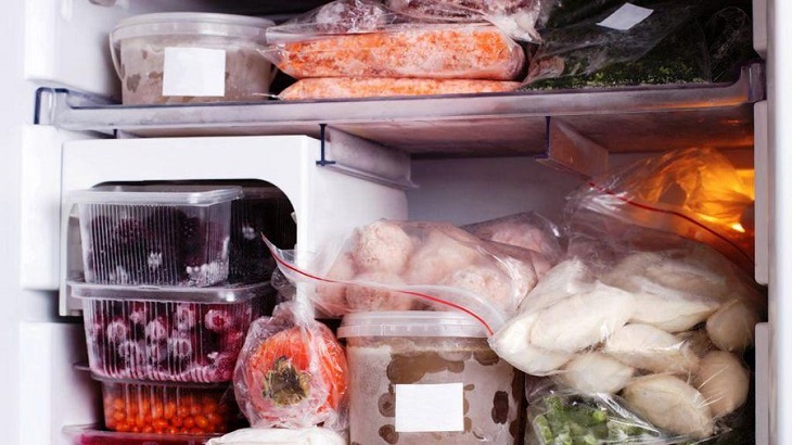 3. Tủ lạnh Panasonic chứa quá nhiều thực phẩm