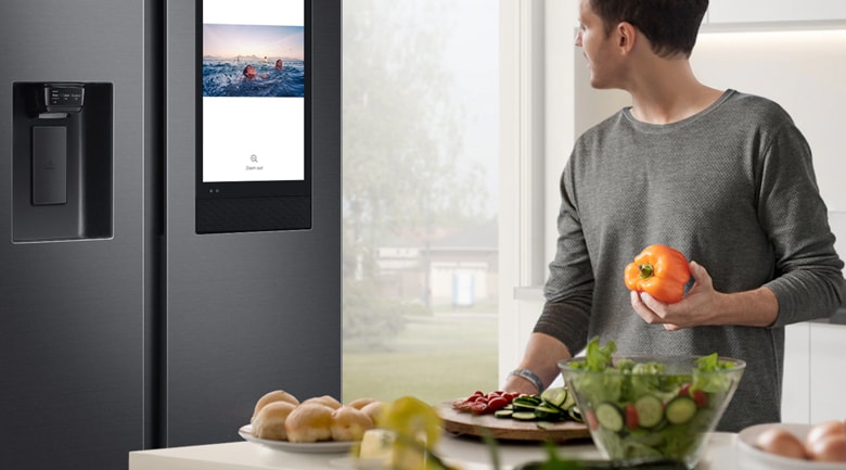Tủ lạnh Samsung RS64T5F04B4/SV có màn hình Family Board giúp bạn đỡ nhàm chán hơn trong bếp