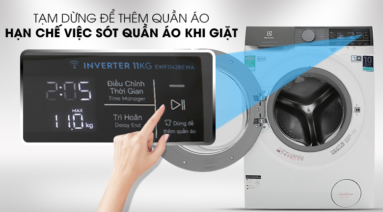 4. Máy giặt Electrolux có thể tạm dừng để thêm quần áo hạn chế sót quần áo khi giặt