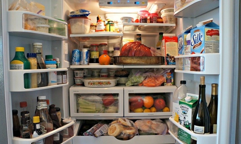 Trong tủ lạnh để chứa quá nhiều thực phẩm