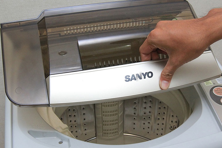 Nắp máy giặt đóng kín khiến máy giặt nháy đèn liên tục