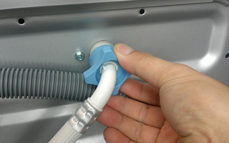 Hướng dẫn cách vệ sinh máy giặt LG: vệ sinh lưới lọc nước vào