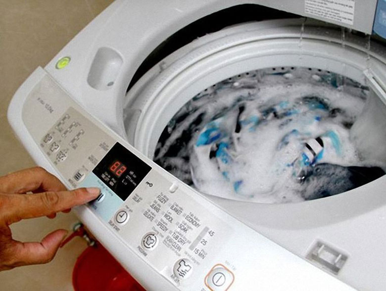 Máy giặt kêu cạch cạch do nước cung cấp vào máy giặt không đủ