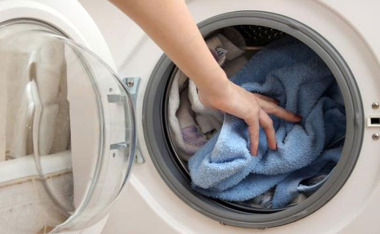 Máy giặt bị kêu khi vắt do quần áo bị dồn về 1 phía