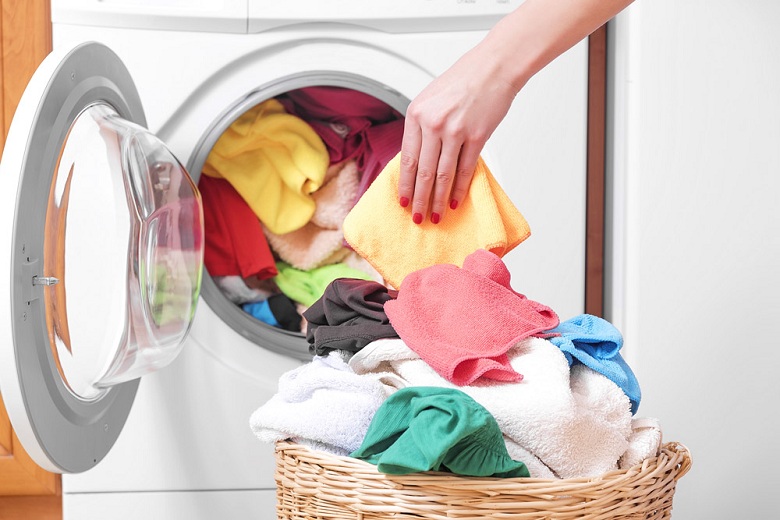 Lấy hết tất cả đồ bên trong lồng giặt ra ngoài