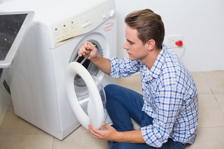 Máy giặt cửa ngang lắp sai cách hoặc chưa tháo ốc định vị khi lắp đặt
