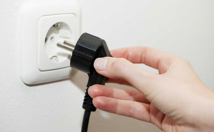 Bước 1: Ngắt kết nối dòng điện với thiết bị để bảo đảm an toàn, tránh những tai nạn đáng tiếc xảy ra