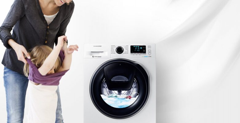 Giặt quần áo bằng máy giặt Samsung 