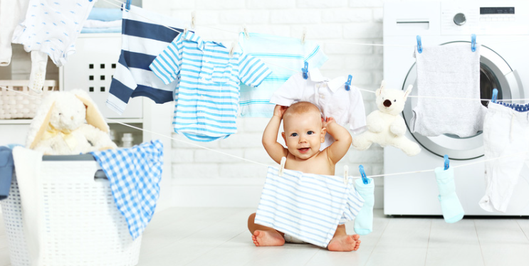 Có nên giặt quần áo trẻ sơ sinh bằng máy giặt?