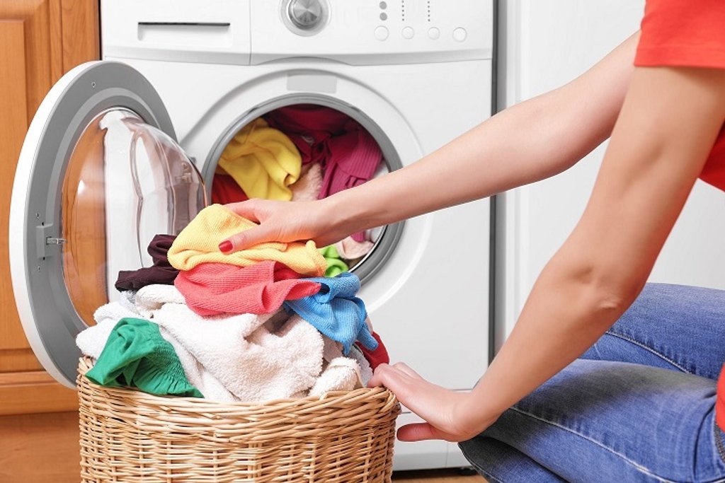 Máy giặt không cân bằng là do bạn không xếp đồ đều ra khi giặt, làm đồ bị đóng cục một bên