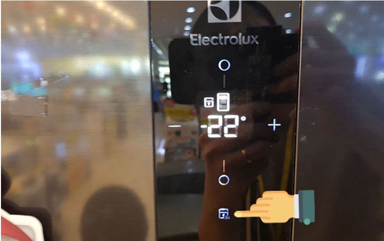 Sử dụng chức năng khoá bảng điều khiển trên tủ lạnh Electrolux 3 ngăn