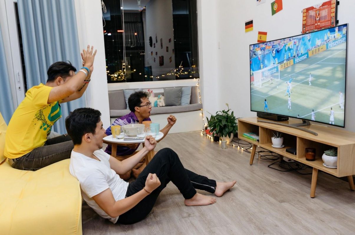 1. Những ưu nhược điểm của tivi để xem bóng đá