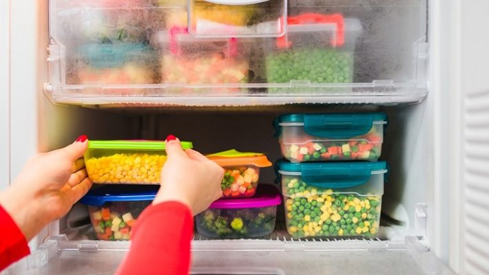 Bước 2: Lấy hết thực phẩm trong tủ lạnh ra ngoài