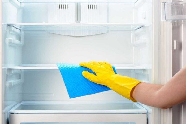 Bước 6: Dùng khăn mềm lau sạch nước trong tủ lạnh