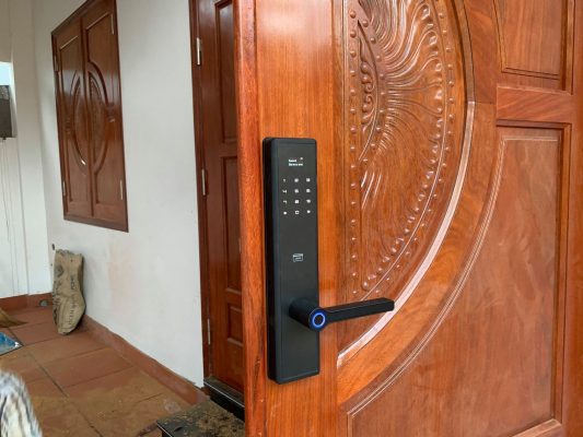 Điều cần chú ý đầu tiên khi lắp khóa cửa vân tay cho cửa gỗ là lựa chọn loại khóa sao cho phù hợp với cánh cửa
