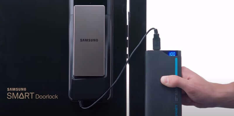 sử dụng pin khẩn cấp để mở khóa cửa điện tử Samsung