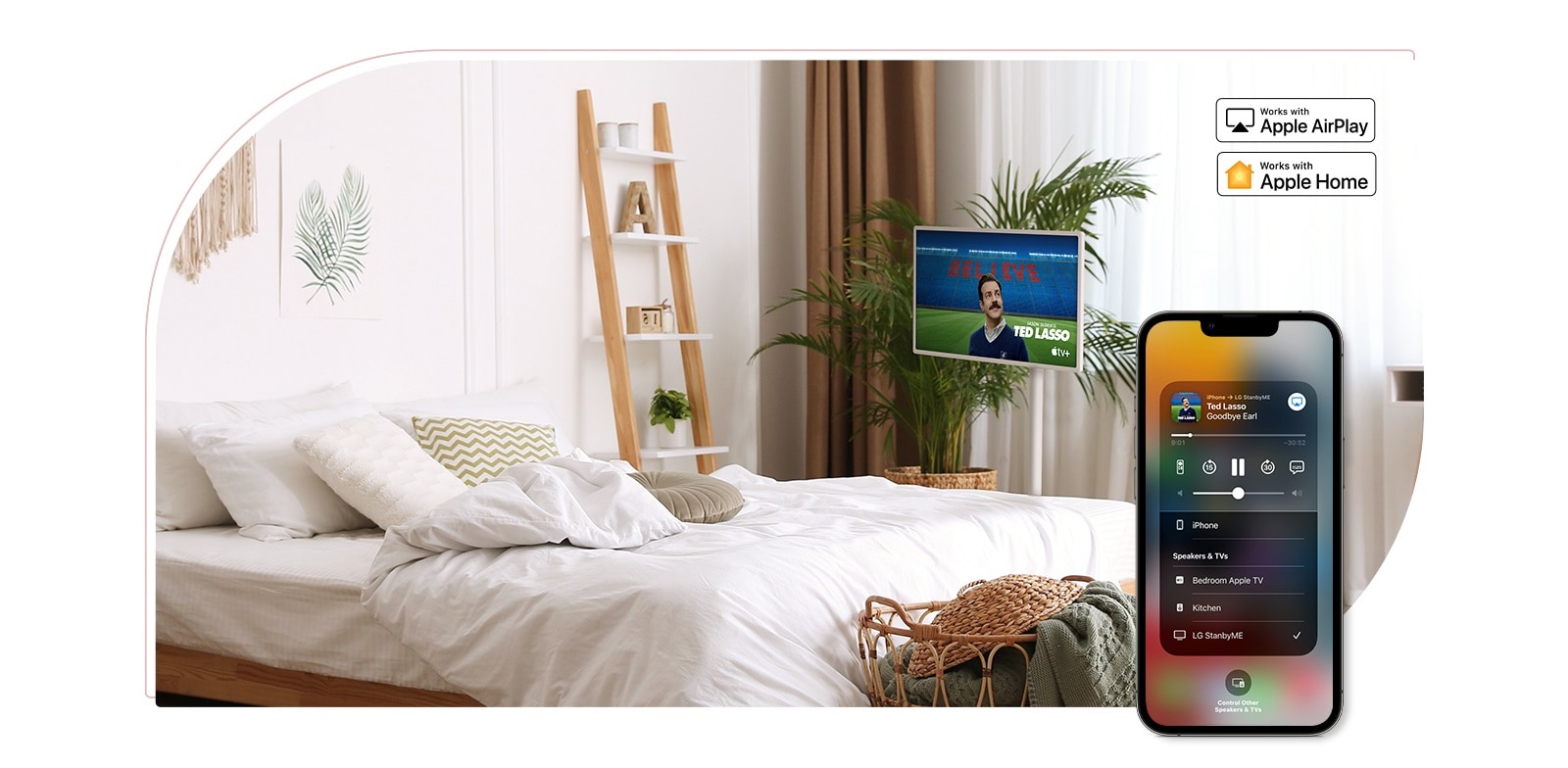 TV được đặt trong phòng ngủ ấm cúng và màn hình hiển thị chương trình truyền hình - TED LASSO. Có một thiết bị di động trên cùng một hình ảnh hiển thị giao diện người dùng AirPlay trên màn hình. Có logo Apple AirPlay và logo Apple HomeKit được đặt ở góc trên bên phải của hình ảnh.