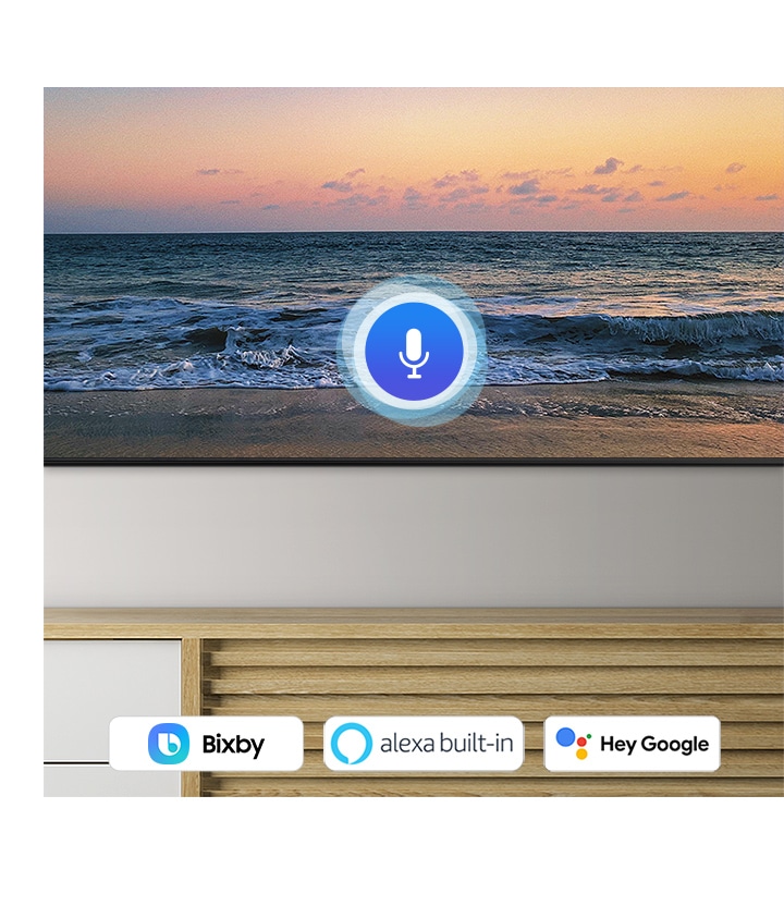 Biểu tượng microphone phủ lên hình ảnh màn hình TV hoàng hôn trên bãi biển, thể hiện tính năng trợ lý giọng nói QLED TV.