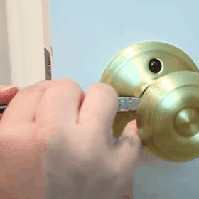 Hướng dẫn cách lắp khóa cửa tay nắm tròn đơn giản tại nhà