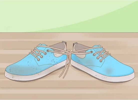 Bước 3: Buộc cả hai dây giày với nhau