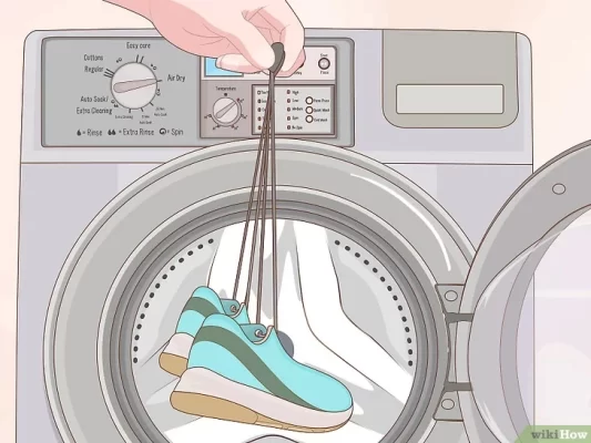 Bước 4: Treo giày vào máy sấy và kẹp dây giày vào cửa máy