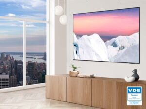 The QLED TV screen during daylight is bright. The screen is adjusted to be softer on the eyes as day changes into night.