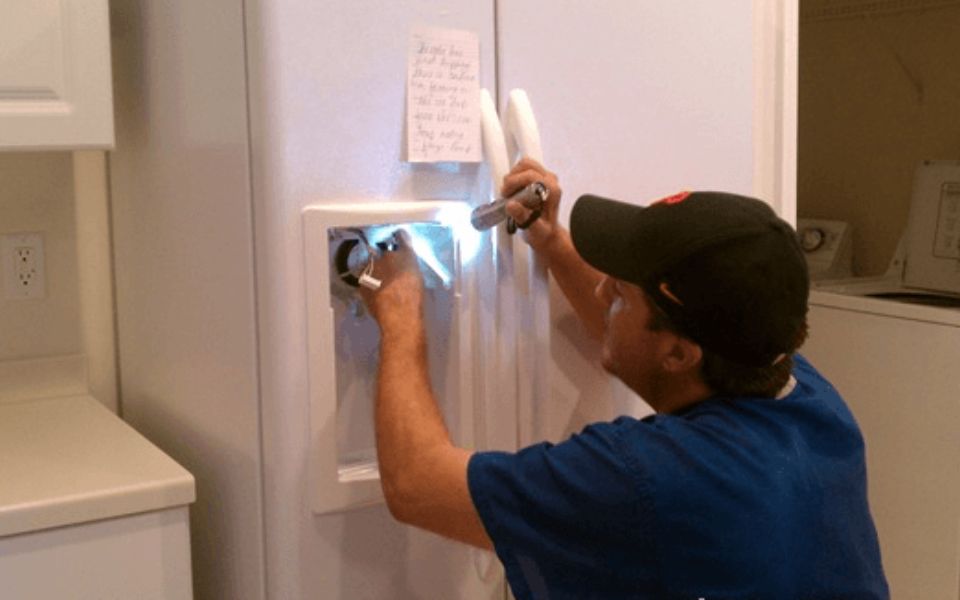 Hướng dẫn thay bóng đèn tủ lạnh Electrolux đơn giản tại nhà