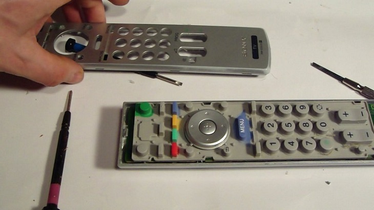 Sử dụng tua-vít để tháo ốc trên remote