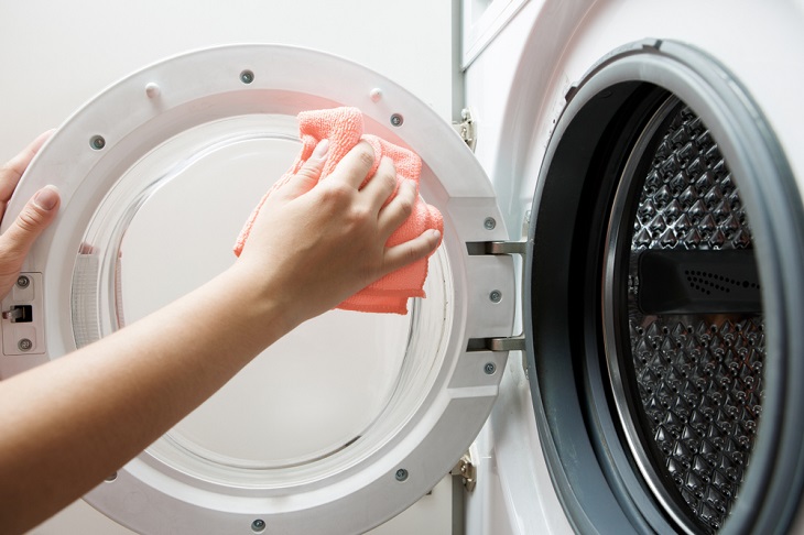 Vệ sinh bề mặt máy giặt 