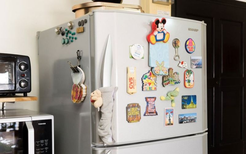 Tủ lạnh Hitachi kêu to đặt vật dụng trên tủ lạnh, vỏ tủ lạnh lỏng