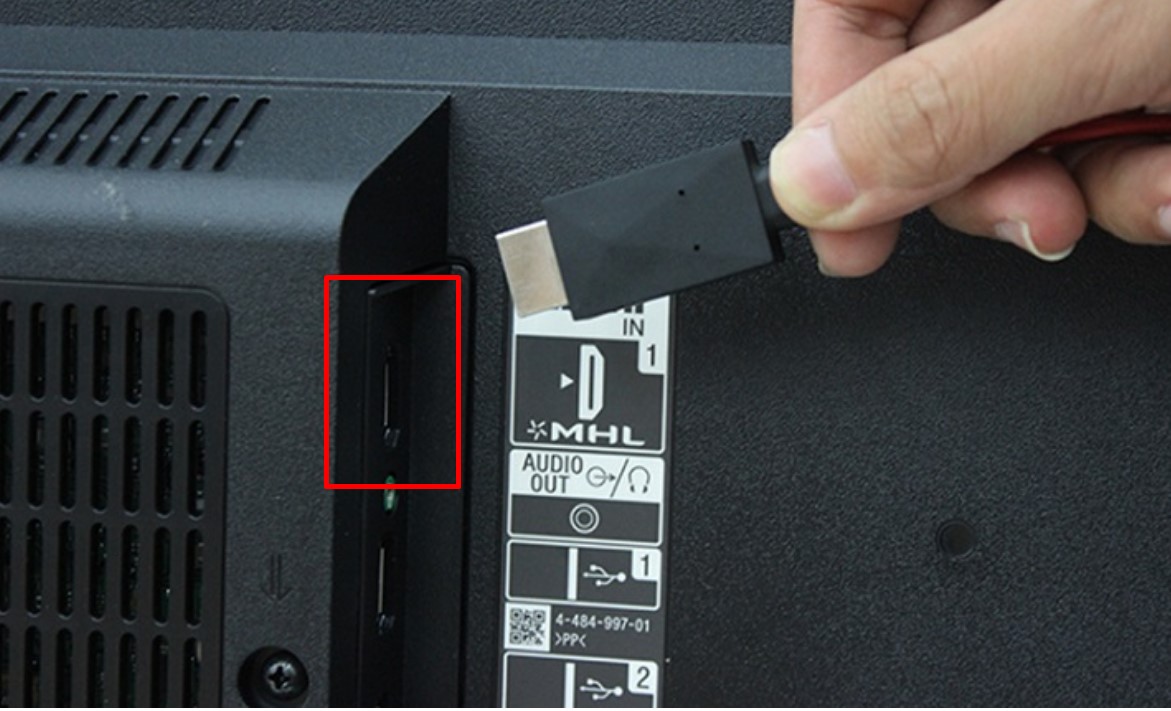 Nối đầu HDMI của dây với cổng HDMI của tivi