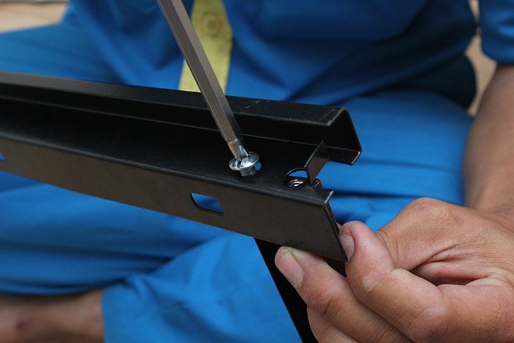 Dùng ốc siết chặt để cố định khung giá treo