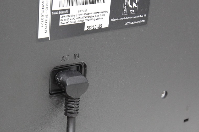 Cắm trước một đầu dây điện vào tivi (không cấp điện)