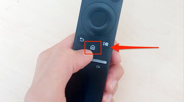 Bạn nhấn vào nút Home " biểu tượng ngôi nhà " trên remote tivi