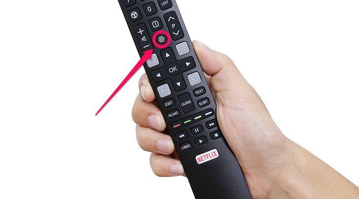 bạn nhấn nút Cài đặt "Hình răng cưa" trên remote tivi.