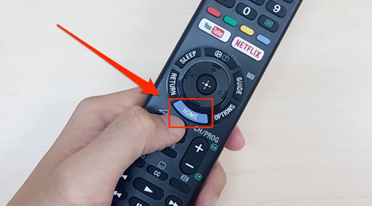 Bạn nhấn nút "HOME" trên điều khiển tivi để vào giao diện chính.